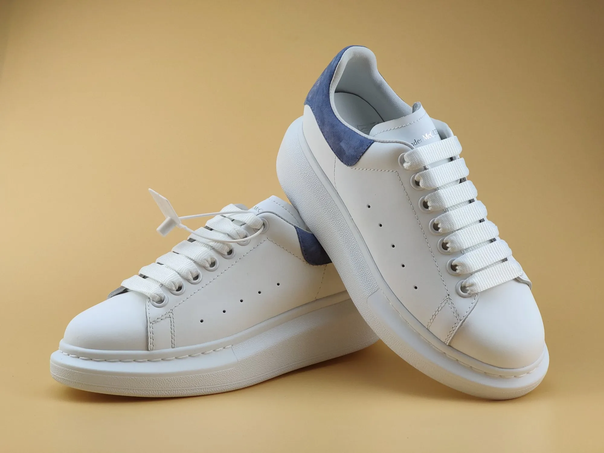 👟👟Ex-factory price 480👟👟 Women's shoes, women's clothing ALEXANDER MQUEEN (McQueen) 🎉The highest quality silk cowhide version on the market🎊, imported water-dyed sheepskin lining, 1:1 replica at the counter, star style T stage catwalk, a must-have for fashionistas , the original high-temperature and ultra-clear air pressure logo on the foot, absolutely counter-matched version, the arc of the back bag is truly genuine 0⃣ difference, using an exclusive privately molded double-layer vacuum outsole, which is light on the foot and has excellent rebound! Running🏃✈The first choice item for outdoor sports💅💅Trend and fashion coexist📣Female style: 35-39, male style: 39-44 with original packaging